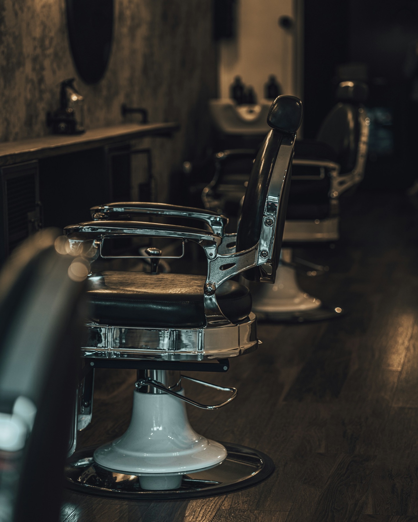 Barberstuhl in einem dunklen Salon (Symbolbild)